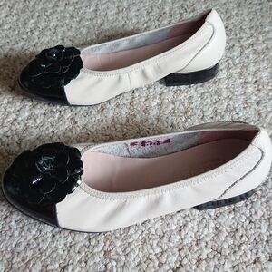 Sabrinas ivory napa leather & black flower ornament shoes size 6.5